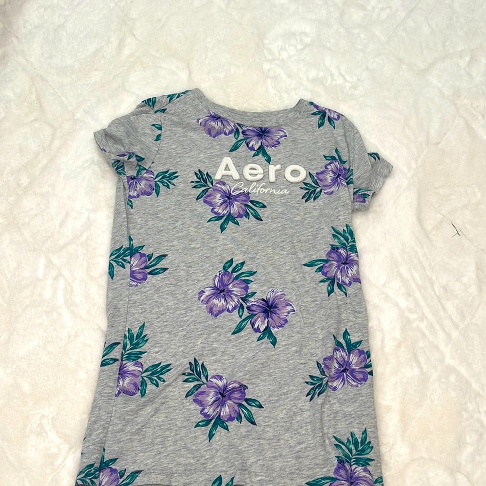 Cute women’s tee size small fits like a XS